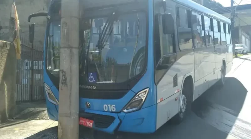 Acidente com ônibus no Eldorado deixa passageira ferida