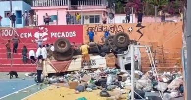 Caminhão perde o freio e cai sobre uma quadra em Olaria - MG