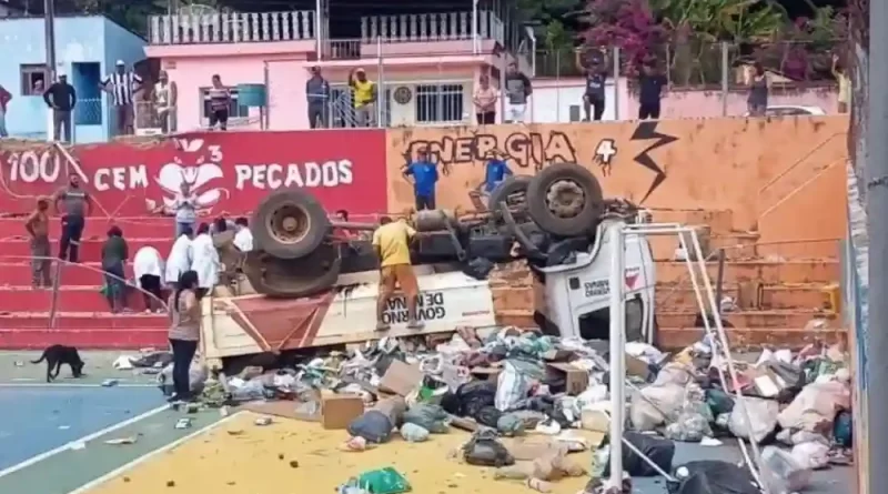 Caminhão perde o freio e cai sobre uma quadra em Olaria - MG