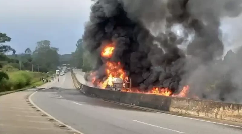 Caminhão tanque explode na BR-040 