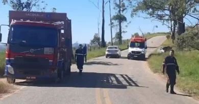 Homem perde controle de veículo, colide com caminhão e morre