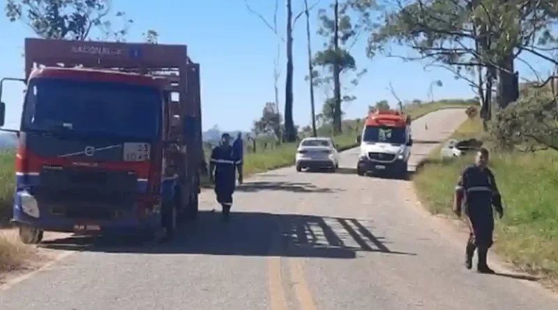 Homem perde controle de veículo, colide com caminhão e morre