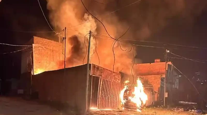 Incêndio em lote de materiais recicláveis mobiliza bombeiros em BH