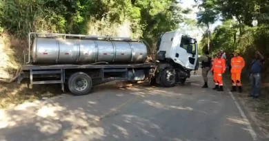 Caminhão-tanque tomba na MG-265 e motorista sobrevive