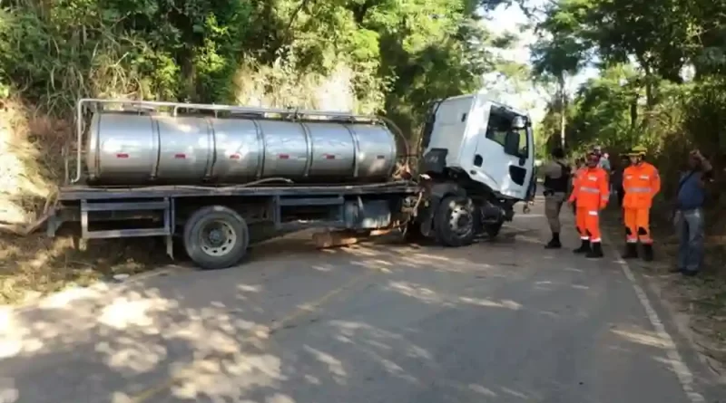 Caminhão-tanque tomba na MG-265 e motorista sobrevive