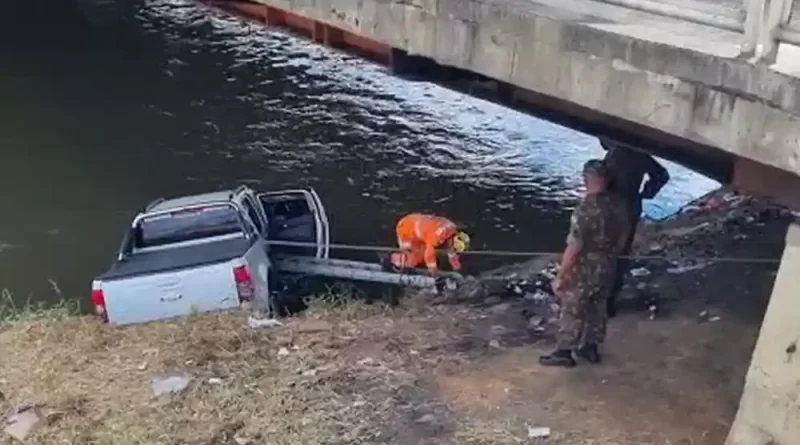 Um grave acidente de trânsito ocorrido na Av. Brasil, na região central de Juiz de Fora, culminou na morte de um homem de idade, até agora, desconhecida.