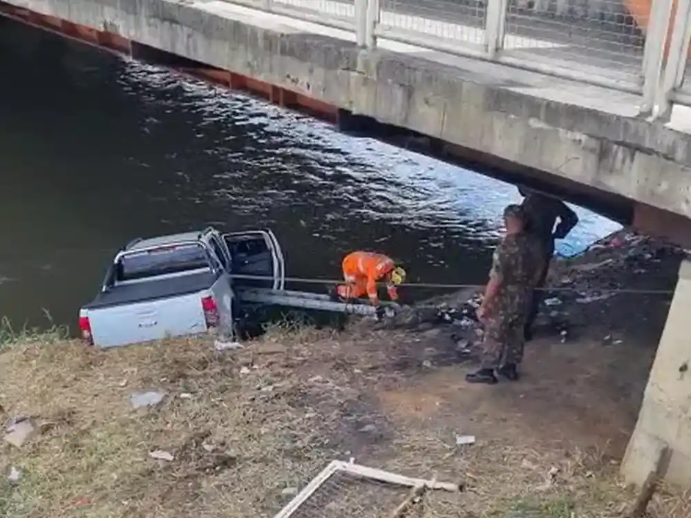 Um grave acidente de trânsito ocorrido na Av. Brasil, na região central de Juiz de Fora, culminou na morte de um homem de idade, até agora, desconhecida.