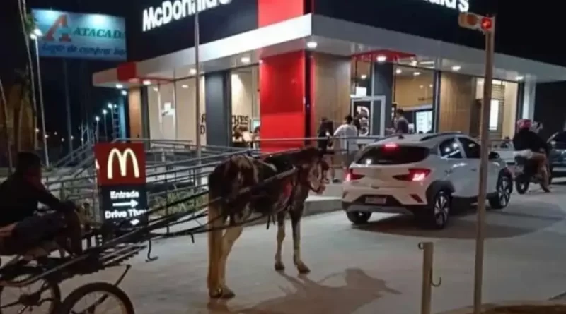 Homem usa charrete para pedir um Big Mac no drive-thru do McDonald’s