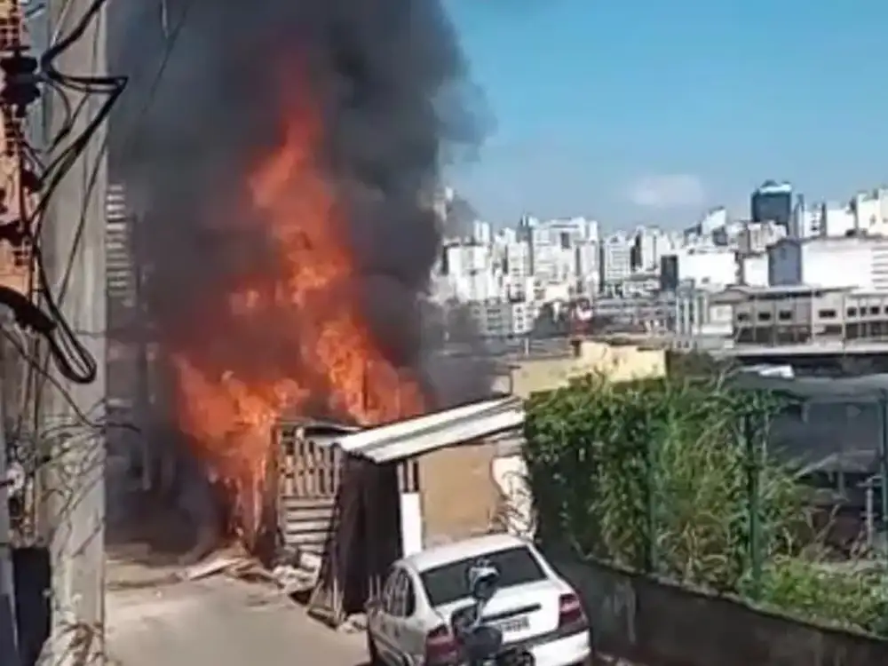 Incêndio de grandes proporções mobiliza Bombeiros no bairro Ladeira, em JF