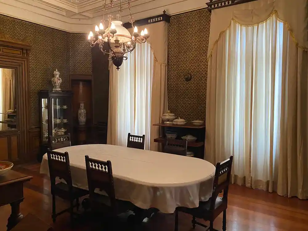 Sala de jantar onde a família imperial fazia suas refeições junto à família Ferreira Lage ; Museu Mariano Procópio — Foto: Carlos Mendonça/Prefeitura de Juiz de Fora