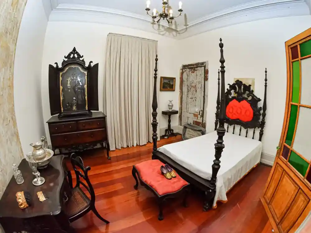 Um dos inúmeros quartos da residência, onde D. Pedro II, a Imperatriz e as princesas eram hospedados — Foto: Carlos Mendonça/Prefeitura de Juiz de Fora

