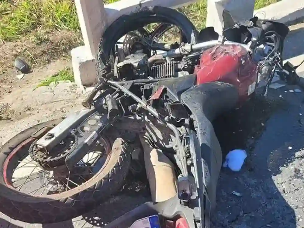 Motociclista morre ao fazer ultrapassagem proibida e bater de frente contra caminhão