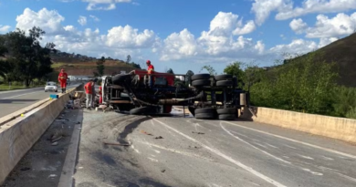 Caminhão de sucata tomba na BR-040, e Juiz de Fora, e causa interdição parcial da roddovia