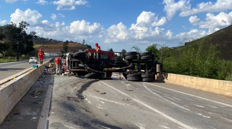 Caminhão de sucata tomba na BR-040, e Juiz de Fora, e causa interdição parcial da roddovia