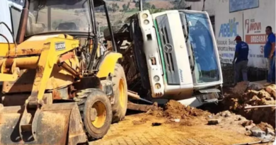 Caminhão é 'engolido' por buraco em rua durante obras no interior de MG