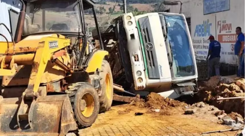 Caminhão é 'engolido' por buraco em rua durante obras no interior de MG