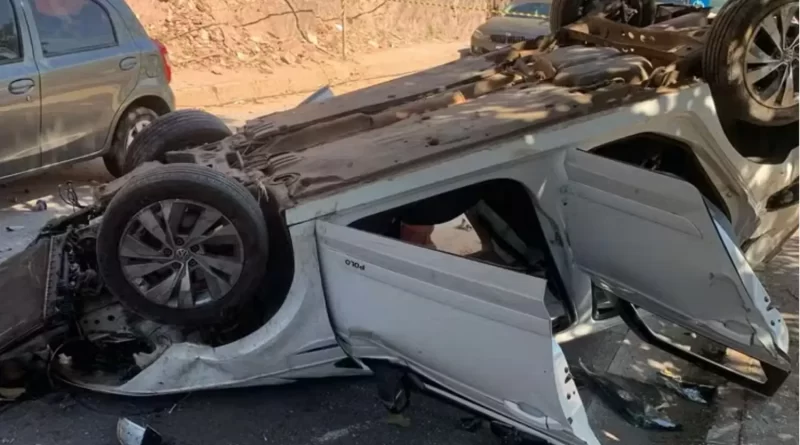 Mulher e filho se ferem após carro despencar de barranco em BH