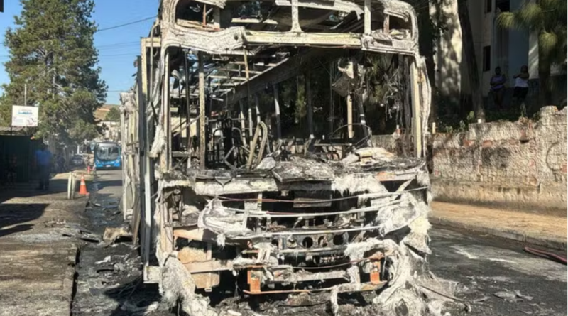 Ônibus urbano incendeia no Bairro Sagrado Coração em Juiz de Fora