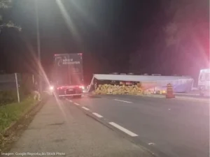 Carreta com ovos tomba na BR-040 em Juiz de Fora
